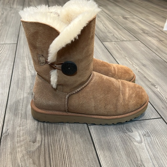 Barely worn authentic Uggs in chestnut - Picture 3 of 6